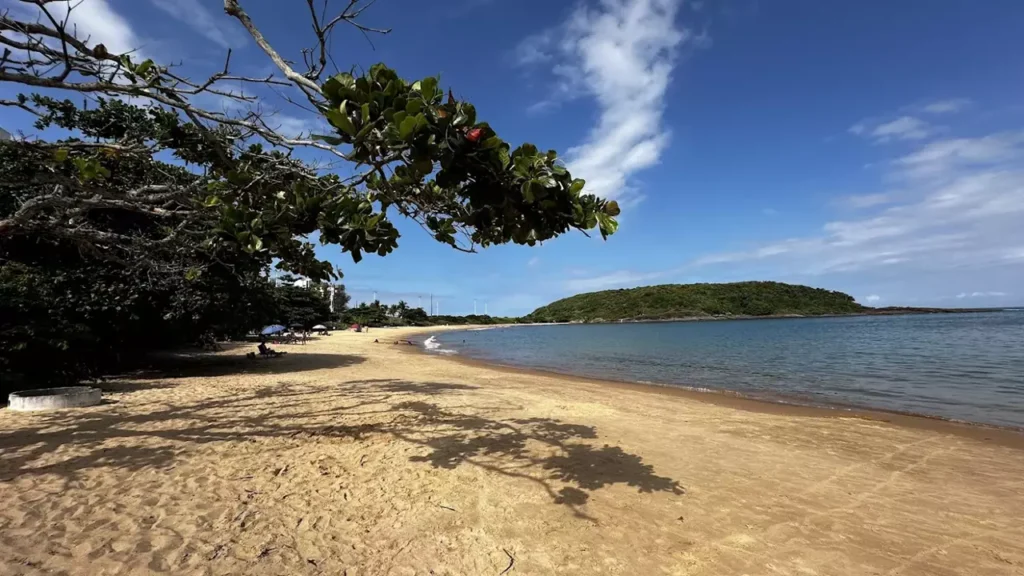 Praia de Bacutia, localizada em Guarapari