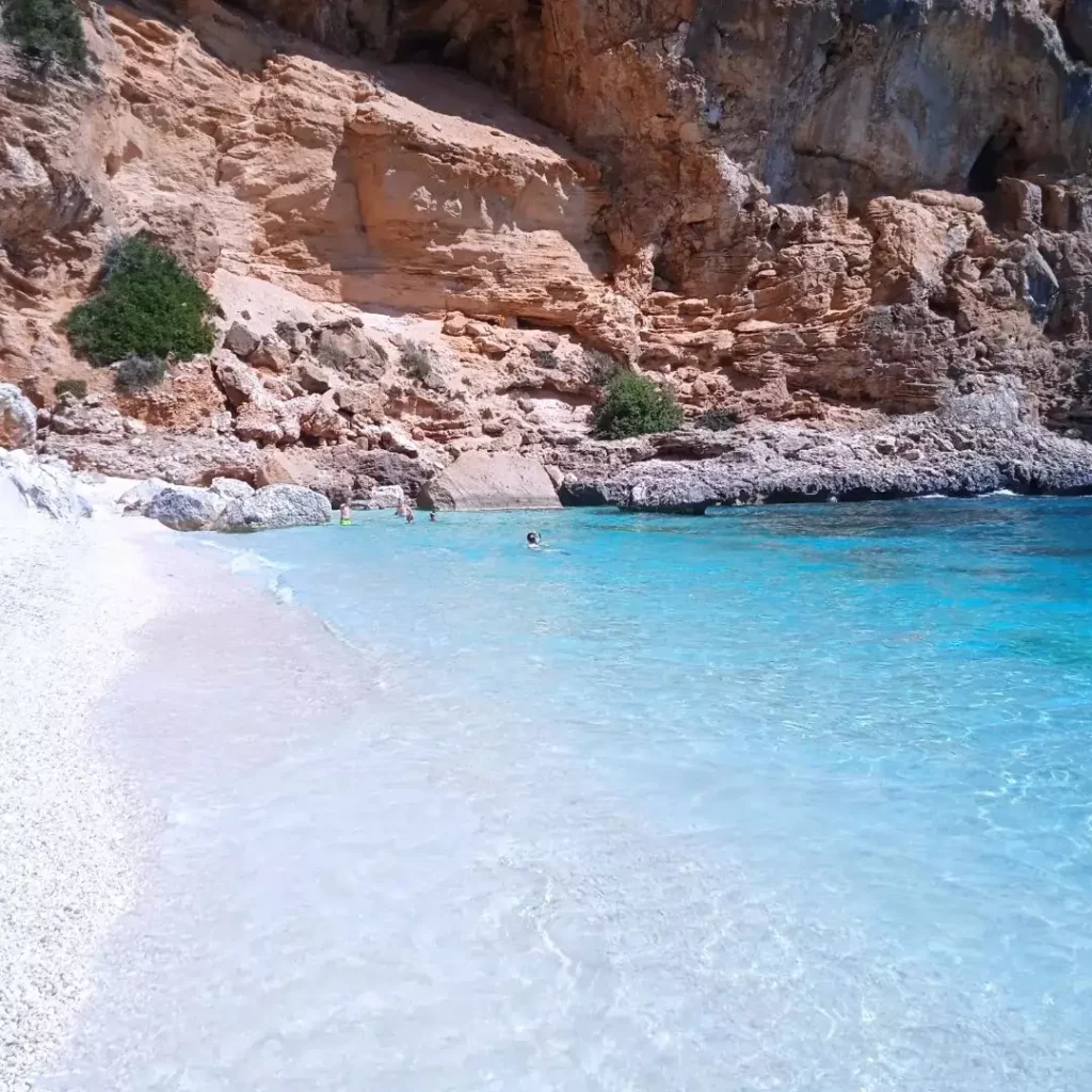 Descobrindo a Cala Mariolu: Um Paraíso Escondido na Sardenha