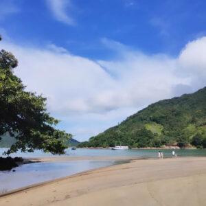 Praia do Perequê-Mirim Um Refúgio Tranquilo em Ubatuba