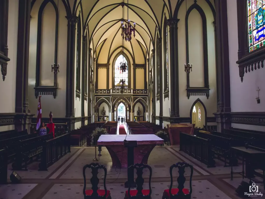 Catedral de Vitória é iluminada com projeções de Natal 