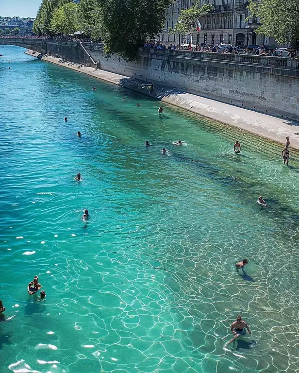 Rio Sena com Águas Cristalinas