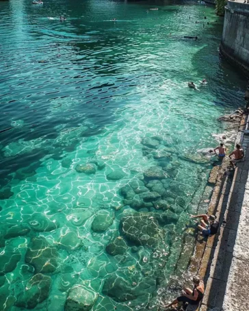 Rio Sena com Águas Cristalinas