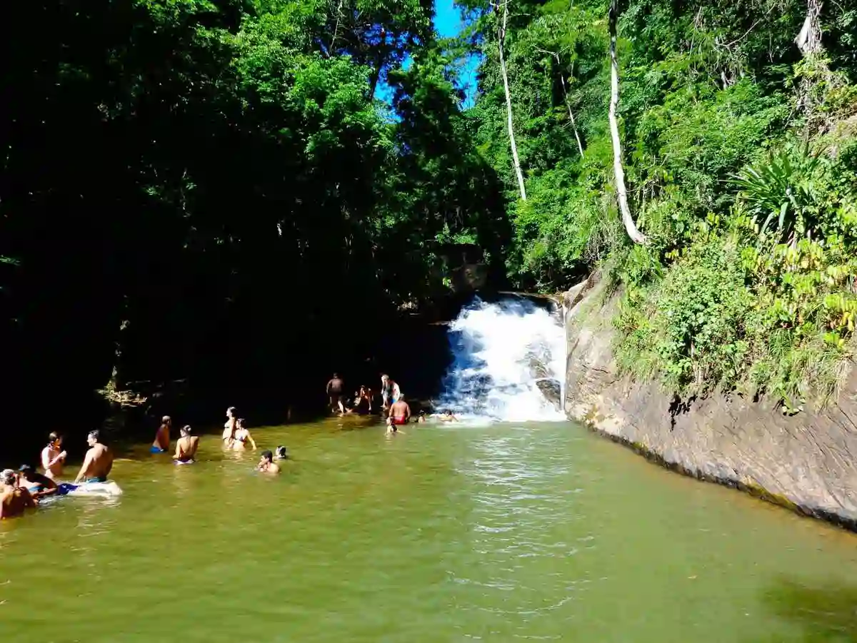 Vale das Cachoeiras em Viana: conheça o passeio com água natural pertinho de Vitória